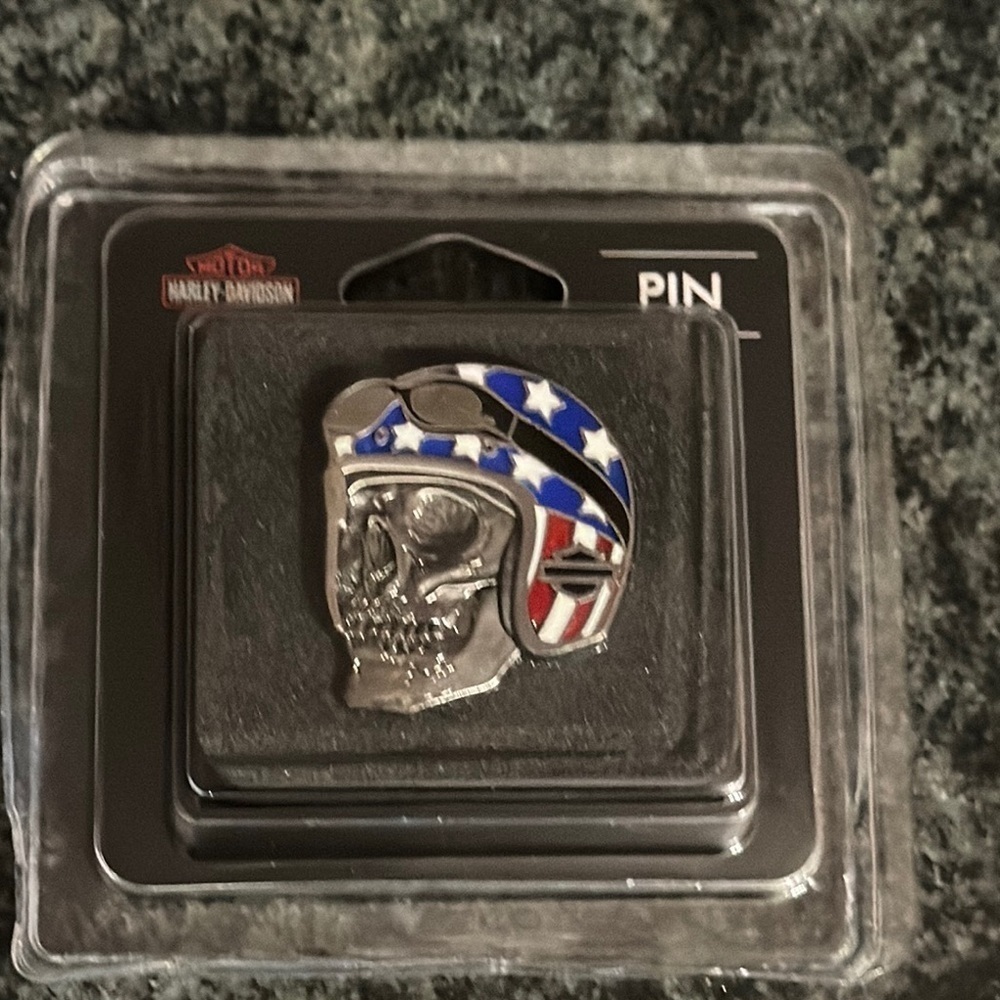 Harley-Davidson Skull Pin - Silver and American flag pattern